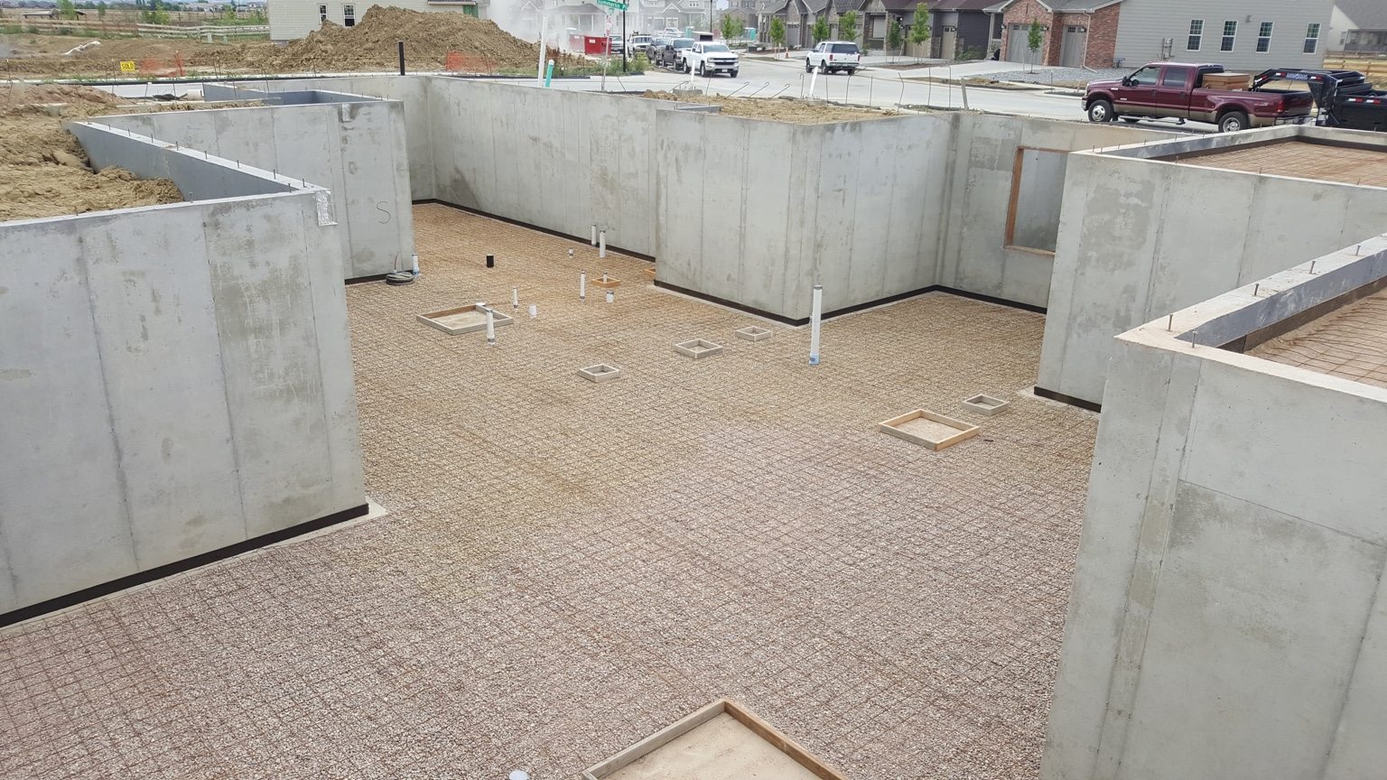Foundation with floor reinforcement